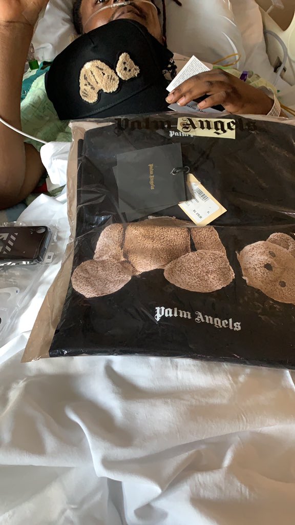 Yadi_Williams's tweet photo. Happy sweeties day to me!! My love bought it to the hospital for me but I still loved the surprise!! https://t.co/6MGyPvxFZe