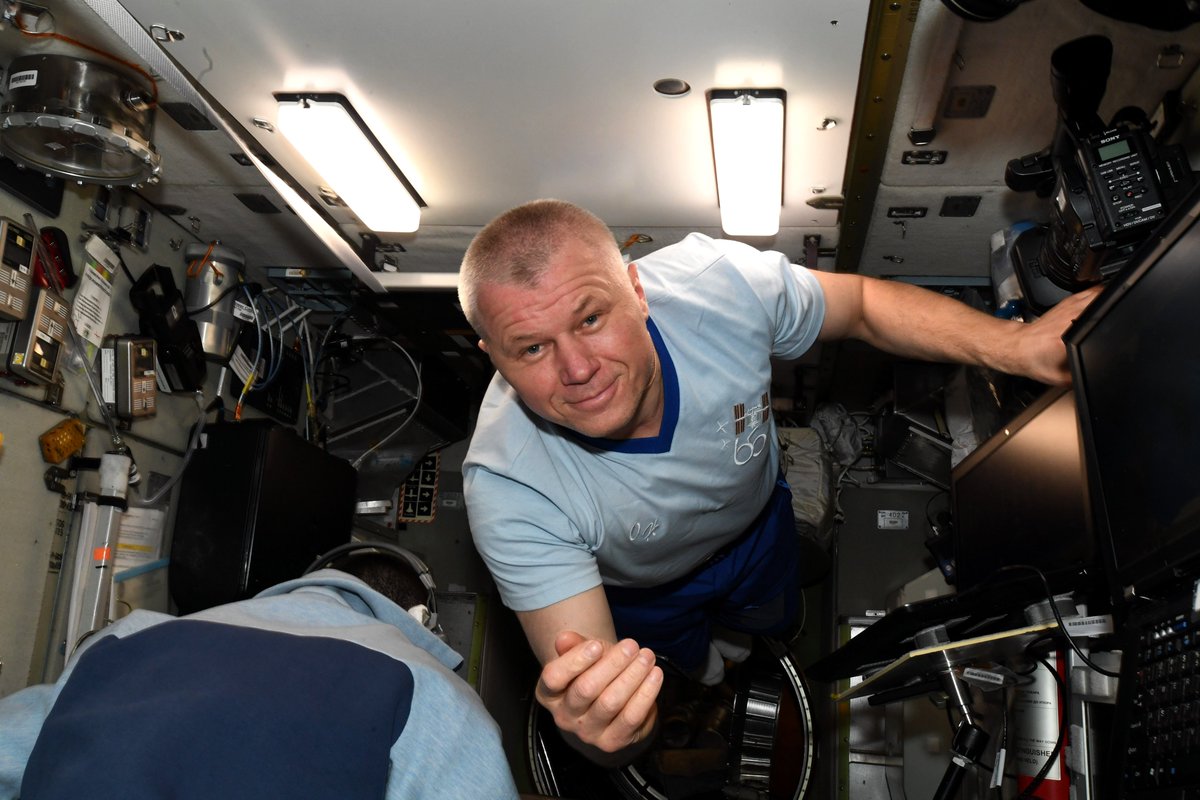 Thom_astro's tweet photo. Scène de vie dans le segment 🇷🇺, avec Oleg à la maintenance. Il s'en va demain : une nouvelle page de l'expédition 65 se tourne. La fin de la #MissionAlpha n'a jamais paru aussi proche !
⏱️
Scenes from @roscosmos segment: @novitskiy_iss who returns to 🌏 tomorrow, we'll miss him! https://t.co/amqKjejQO0
