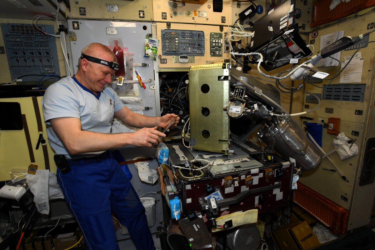 Thom_astro's tweet photo. Scène de vie dans le segment 🇷🇺, avec Oleg à la maintenance. Il s'en va demain : une nouvelle page de l'expédition 65 se tourne. La fin de la #MissionAlpha n'a jamais paru aussi proche !
⏱️
Scenes from @roscosmos segment: @novitskiy_iss who returns to 🌏 tomorrow, we'll miss him! https://t.co/amqKjejQO0