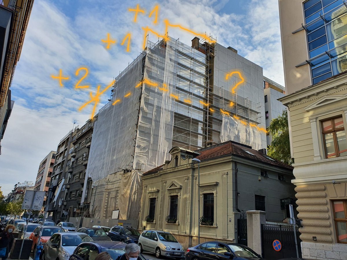 psittarch's tweet photo. Reporteri javljaju. Beograd, Srbija. Privodi se kraju MEGAlo-čudo u Jovanovoj.
2+1+1=4 sprata iznad visinske regulacije cele ulice. Isprekidana linija pokazuje dozvoljenu visinu.
Zauzetost placa objektom - 100%; to ne postoji u urbanizmu. Verovatno je ovo pod znakom ? čist višak. https://t.co/oKbS5k3sr6