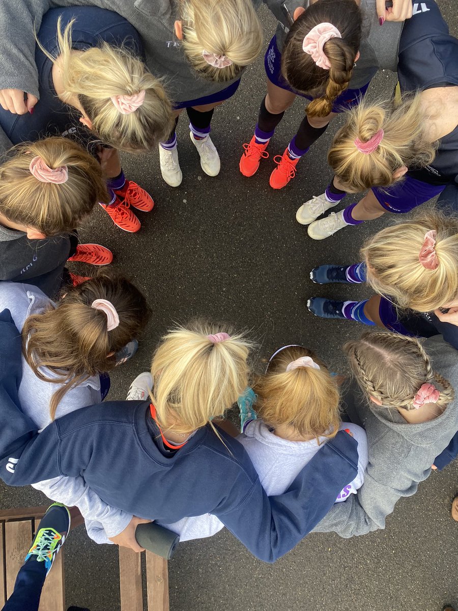 7Oaks_L1s's tweet photo. Our girls supporting #pinkweek with team scrunchies 💕💕 https://t.co/rfIW5HGez9