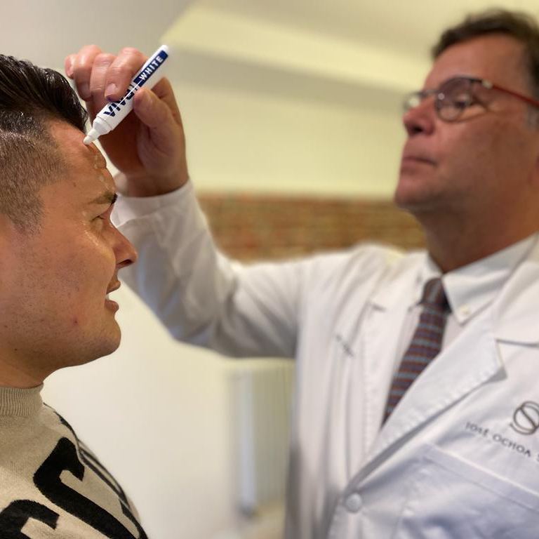 ochoasolis's tweet photo. Hacer un análisis de la estructura facial es fundamental a la hora de colocar botox. La musculatura facial tiene diferente desarrollo de acuerdo a los estímulos que se le proporcionan, así por ejemplo, una persona miope y que no use lentes de corrección, tiende a cerrar un po https://t.co/w7tqllckAD
