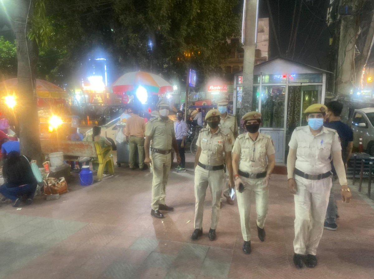 dcp_southwest's tweet photo. Female staff working in police stations are made a component of evening patrolling in SWD and deployed in sensitive areas like busy markets in groups, specifically to ensure safety and security of women visiting these places.#OperationSatark #WeCare https://t.co/bKfNckysSw