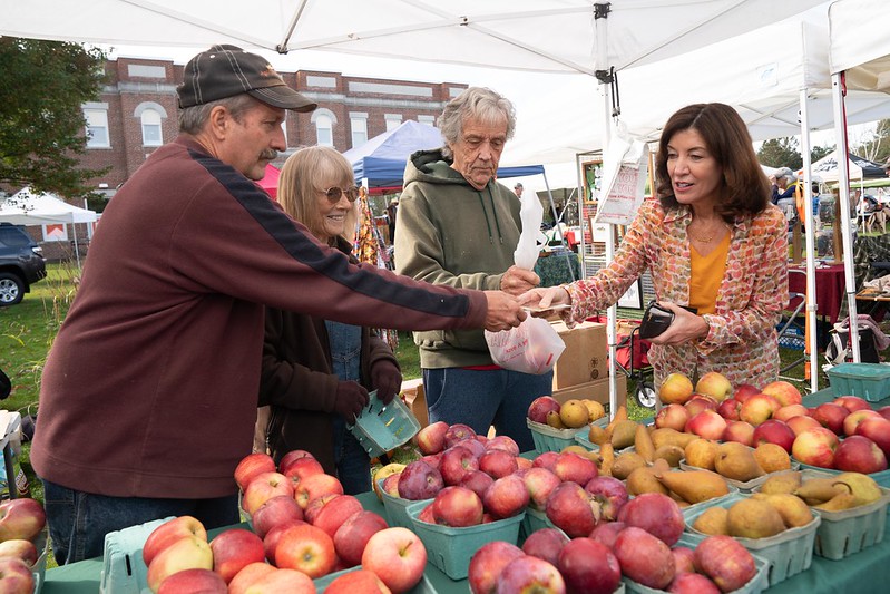 Gov. Hochul buying apples at a farmers market.