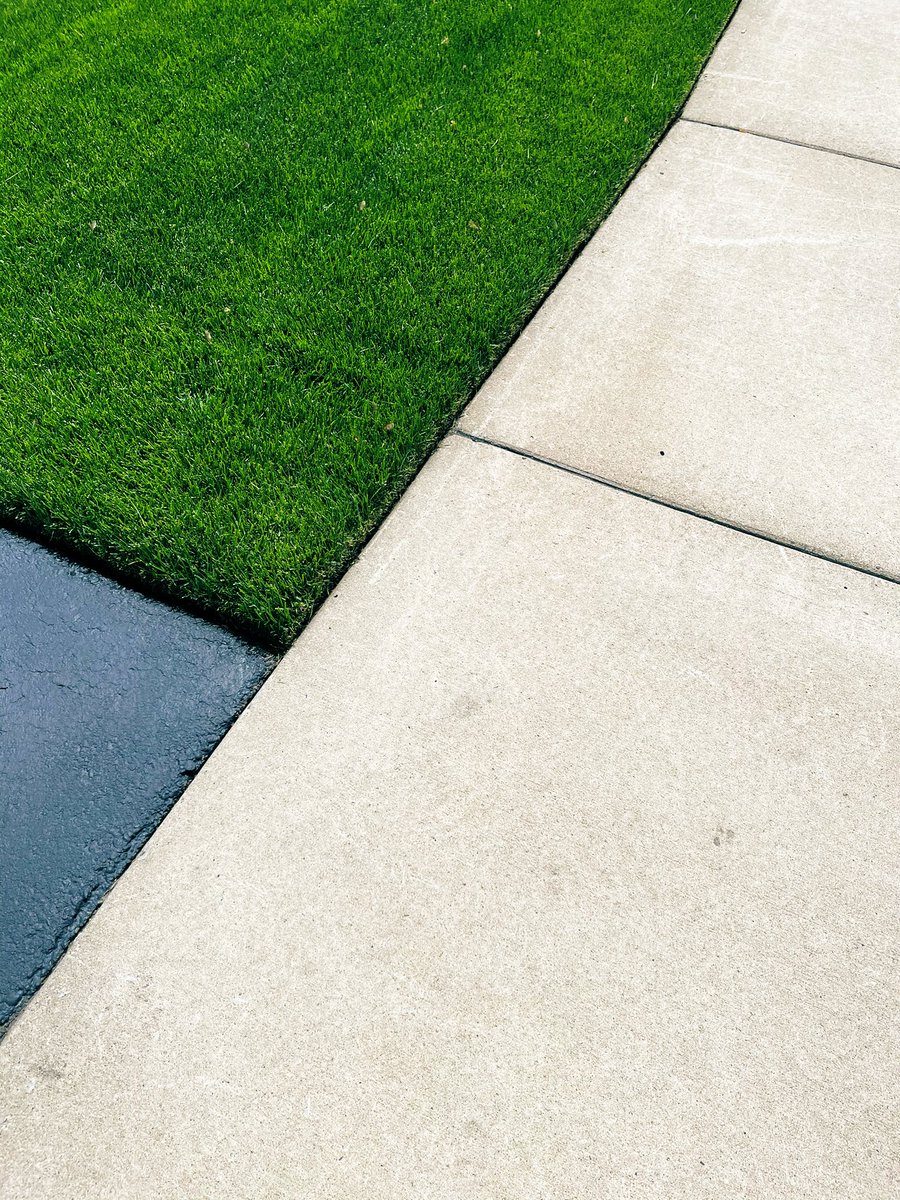 Eric_Loeffler's tweet photo. @AllynPaul Love a fresh edge, it’s all about the attention to detail - neighbors are always looking to borrow my Stihl FC 91. @AllynPaul @STIHLUSA @ninaloeffler https://t.co/5aZ7iKo8PN