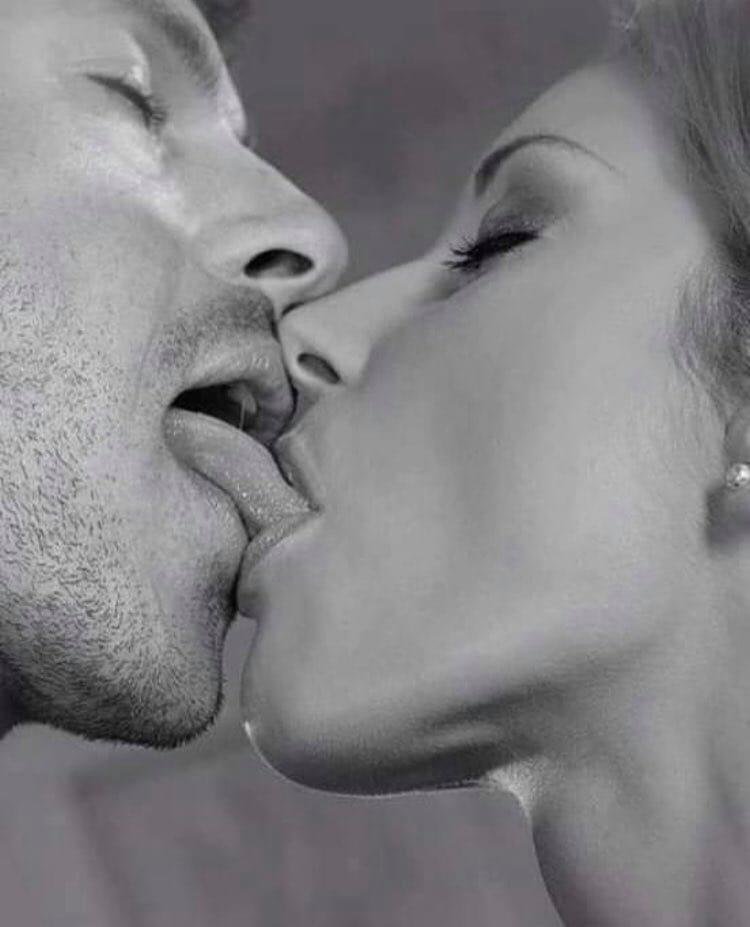 Красивая женщину ласкают мужчины. Страстный поцелуй. Сладкий поцелуй. Глубокий поцелуй. Сочный поцелуй.