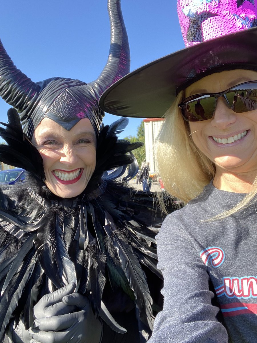 realjuliep's tweet photo. Fun day in Cumberland IN with Karen Laine of HGTVโs Good Bones! #monsterdash #fallmarketplace https://t.co/11sKCDf81y