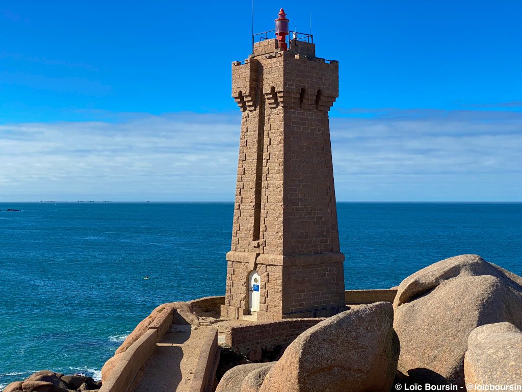 LoicBoursin's tweet photo. Incroyables lumières sur le phare de #Ploumanach en #Bretagne ! 🌟 https://t.co/K1ApAsBnqM