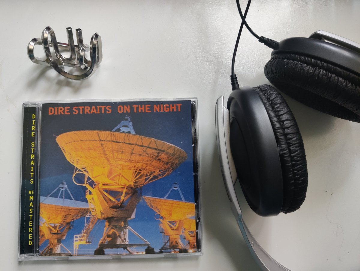 juananlaguna's tweet photo. Cuantos exámenes y momentos de recuerdos...
Tú entre notas.
Tenía la cinta en aquellos años.
#ella #direstraits #onthenight #nostalgia https://t.co/oUDEylrdUV