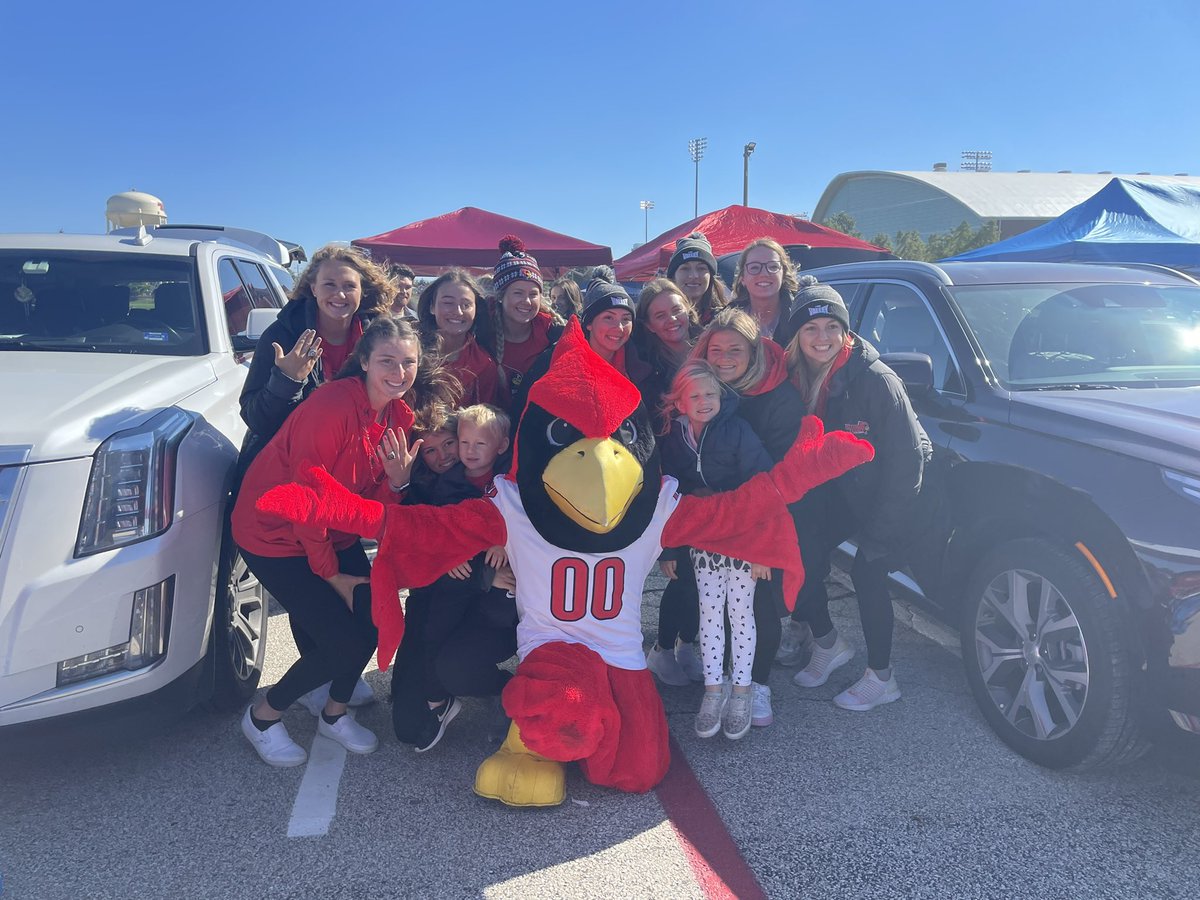 LysCornelison's tweet photo. Up next is the tailgate! Find Reggie wandering around! Happy homecoming! Come to G82 tailgate lot! |@The_Vidette https://t.co/Tcfou9eaor