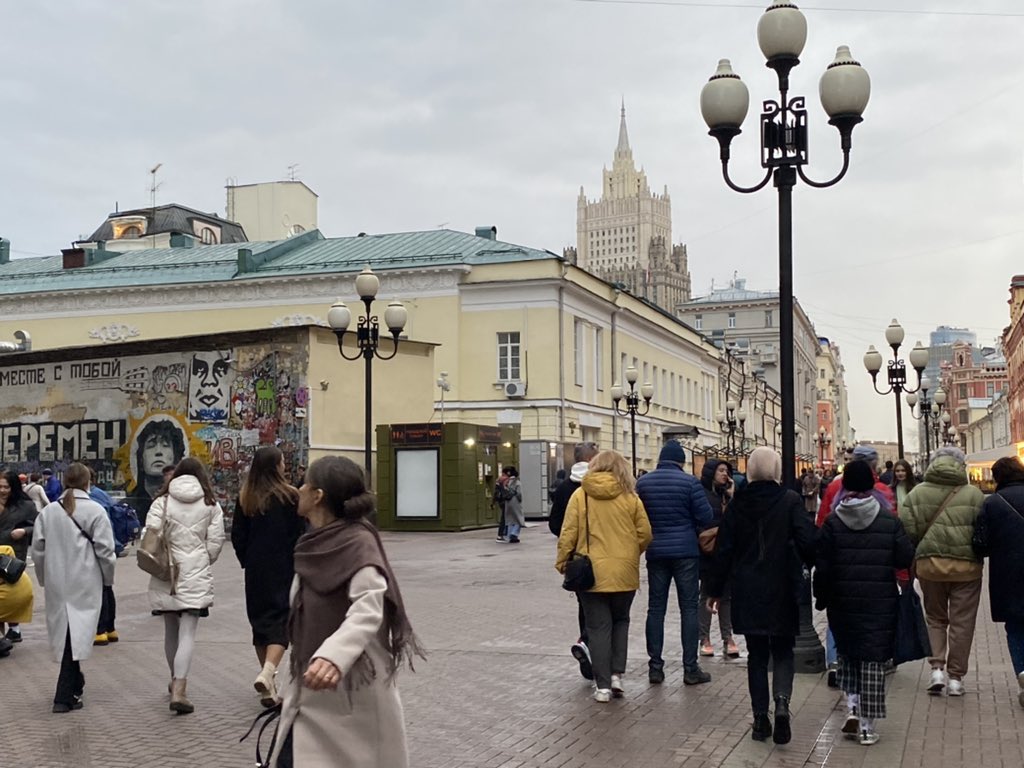 木下順介 モスクワ在住映画監督i役者 本日の ロシア 人の脳内では既にコロナ禍終わってる説 な図 日本のマスコミ報道では 感染拡大と共に死亡者数上昇が懸念されてるロシア しかしご覧の通り ノーマスク ノーディスタンス ノー人の目で自分を
