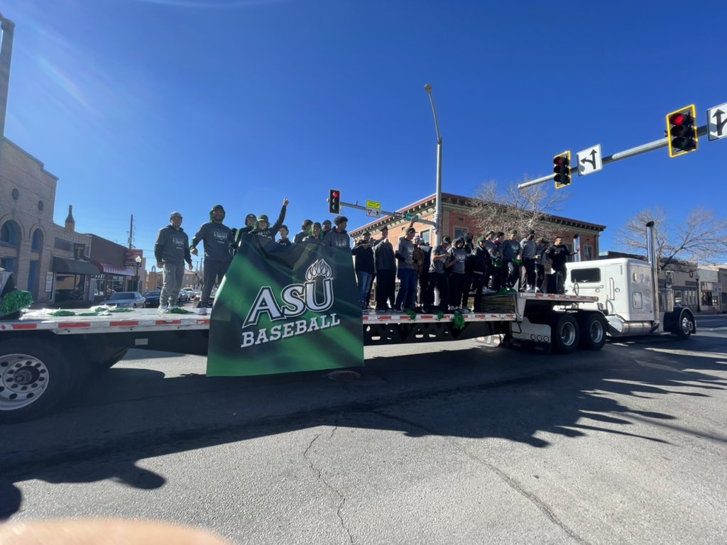 ASUGrizzlies's tweet photo. Baseball out spending some time with the community! https://t.co/X6dbdFEvyH