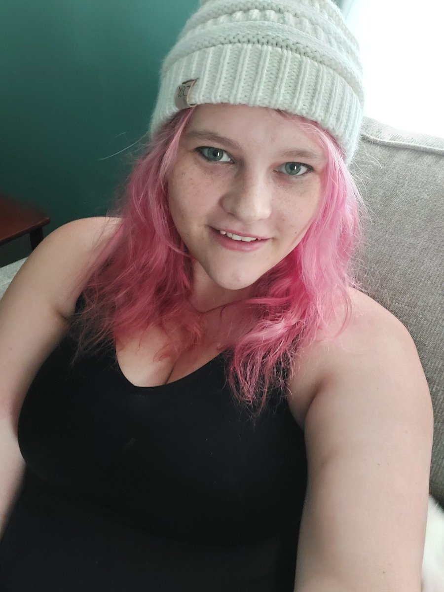 ((Guess who went back to pink hair??))