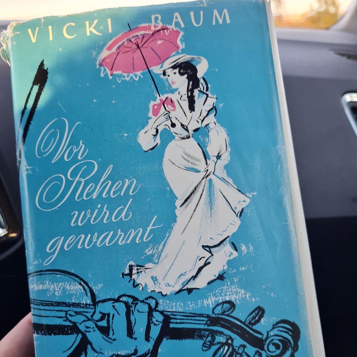 elxium's tweet image. Yay! Found a book I need for a #puzzlecache in an open library! 👍