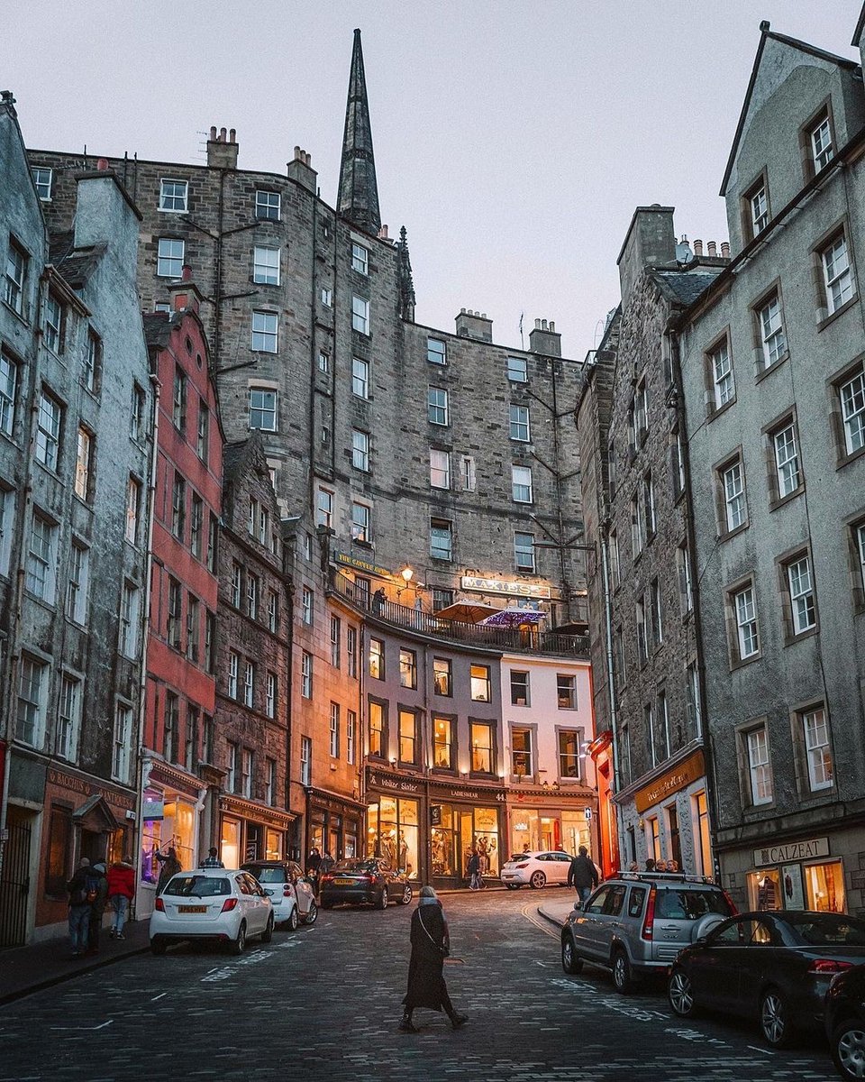 edinburgh's tweet photo. Autumn evenings in Edinburgh’s historic Victoria Street – just beautiful! 
📍 Victoria Street
📸 IG/karlsaunders_
#edinphoto #ForeverEdinburgh https://t.co/uodWSXxsZL