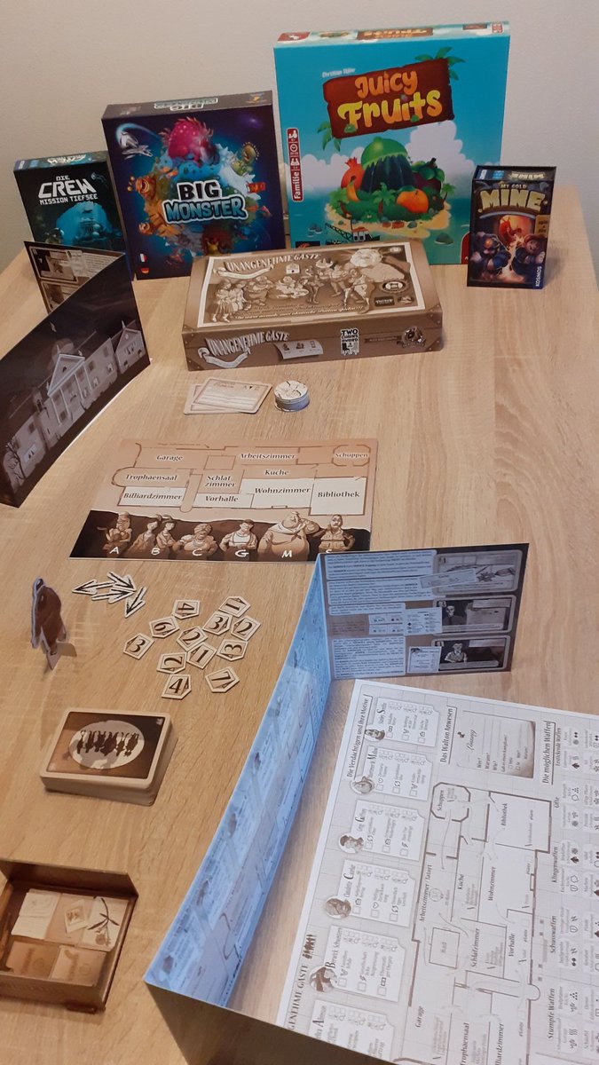Sibi30015224's tweet photo. Es ist angerichtet für den heutigen Spieleabend zu Dritt. #UnangenehmeGäste ist schon mal aufgebaut. Mal schaun was wir heute noch so alles schaffen. #DieCrew - Mission Tiefsee müssen wir unbedingt weiterspielen. Der Rest ist unserem Gast unbekannt. 😀 #GameNight https://t.co/5FU26QOZ0B