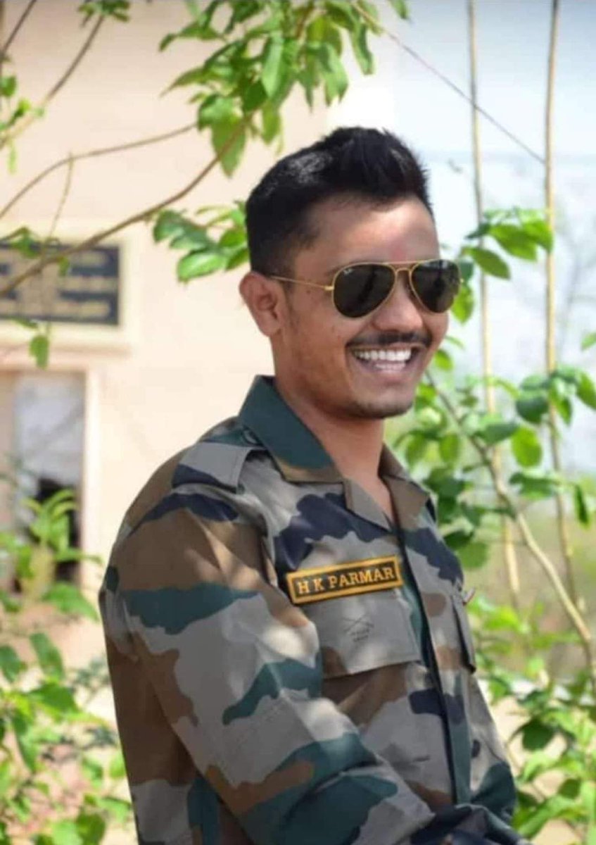 खेड़ा जिले के कपडवंज तालुका के वणजारिया गांव के सेना में जवान हरिसिंहजी परमार का आज जम्मू-कश्मीर में आतंकवादी के साथ घर्षण में शहीद होने की दुखद खबर प्राप्त हुई।

ईश्वर हरिसिंहजी की दिव्य आत्मा को शांति प्रदान करे ओर उनके परिवार को दुःख सहने की शक्ति दे यही प्रार्थना करता हूं।