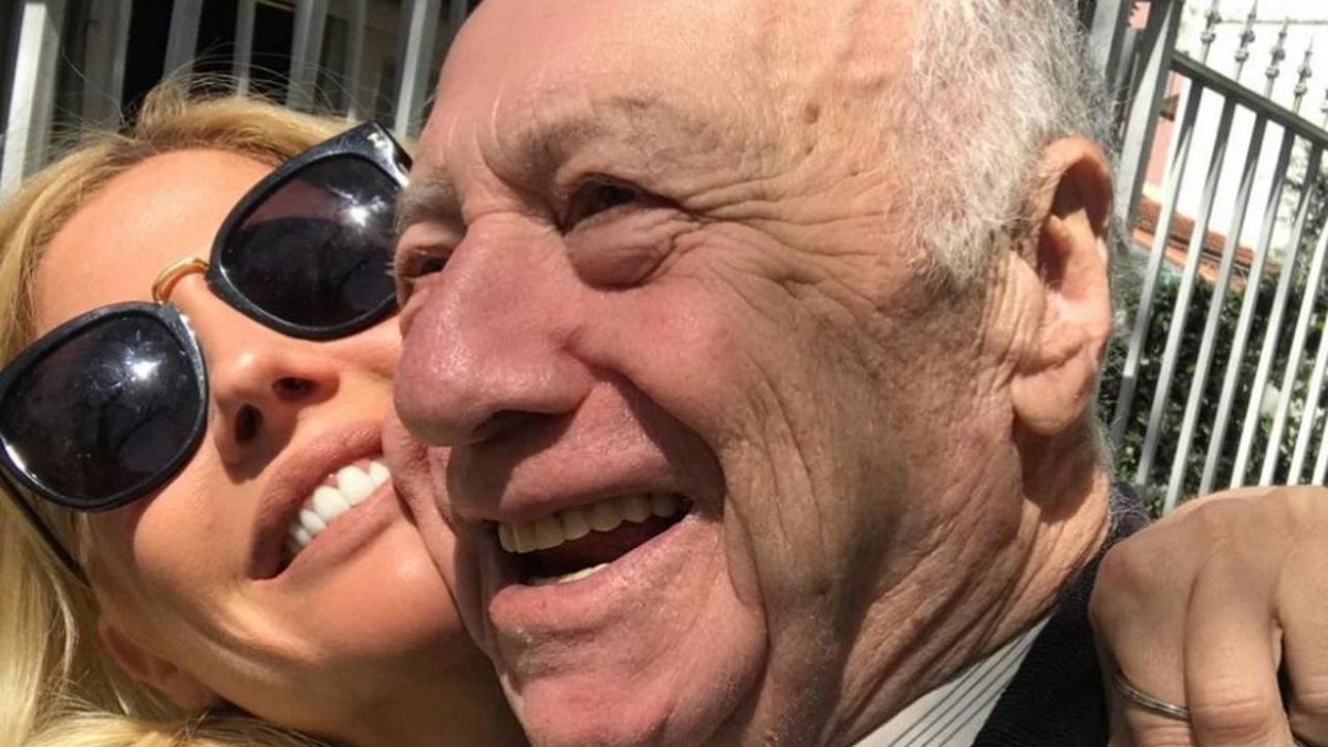 Radio 10 - AM 710 (@radio10) on Twitter photo 👉#BienArriba | "Con mi abuelo siempre tuve una relación increíble, tiene 92 años. Es un gran maestro"📞<a href="/barbiesimons/">Barbie Simons</a> a <a href="/monticarlos/">carlos monti</a> 📲radio10.com.ar 👉#BienArriba | "Con mi abuelo siempre tuve una relación increíble, tiene 92 años. Es un gran maestro"📞<a href="/barbiesimons/">Barbie Simons</a> a <a href="/monticarlos/">carlos monti</a> 📲radio10.com.ar