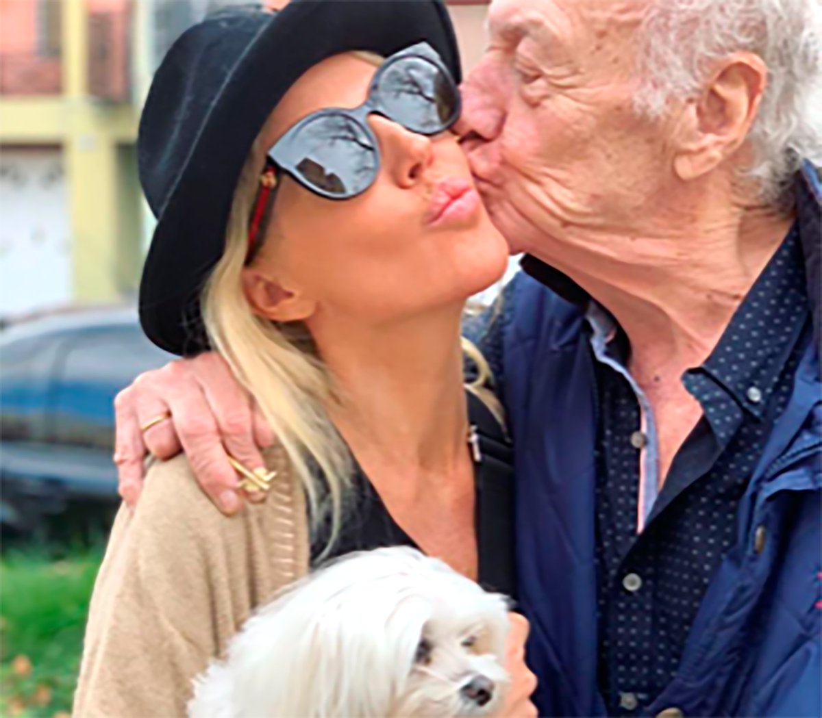 Radio 10 - AM 710 (@radio10) on Twitter photo 👉#BienArriba | "Cada segundo que estoy con mi abuelo lo filmo, es la sensación de tener su voz presente y no olvidarla. Eso me pasa con mi papá"📞<a href="/barbiesimons/">Barbie Simons</a> a <a href="/monticarlos/">carlos monti</a> 📲radio10.com.ar 👉#BienArriba | "Cada segundo que estoy con mi abuelo lo filmo, es la sensación de tener su voz presente y no olvidarla. Eso me pasa con mi papá"📞<a href="/barbiesimons/">Barbie Simons</a> a <a href="/monticarlos/">carlos monti</a> 📲radio10.com.ar