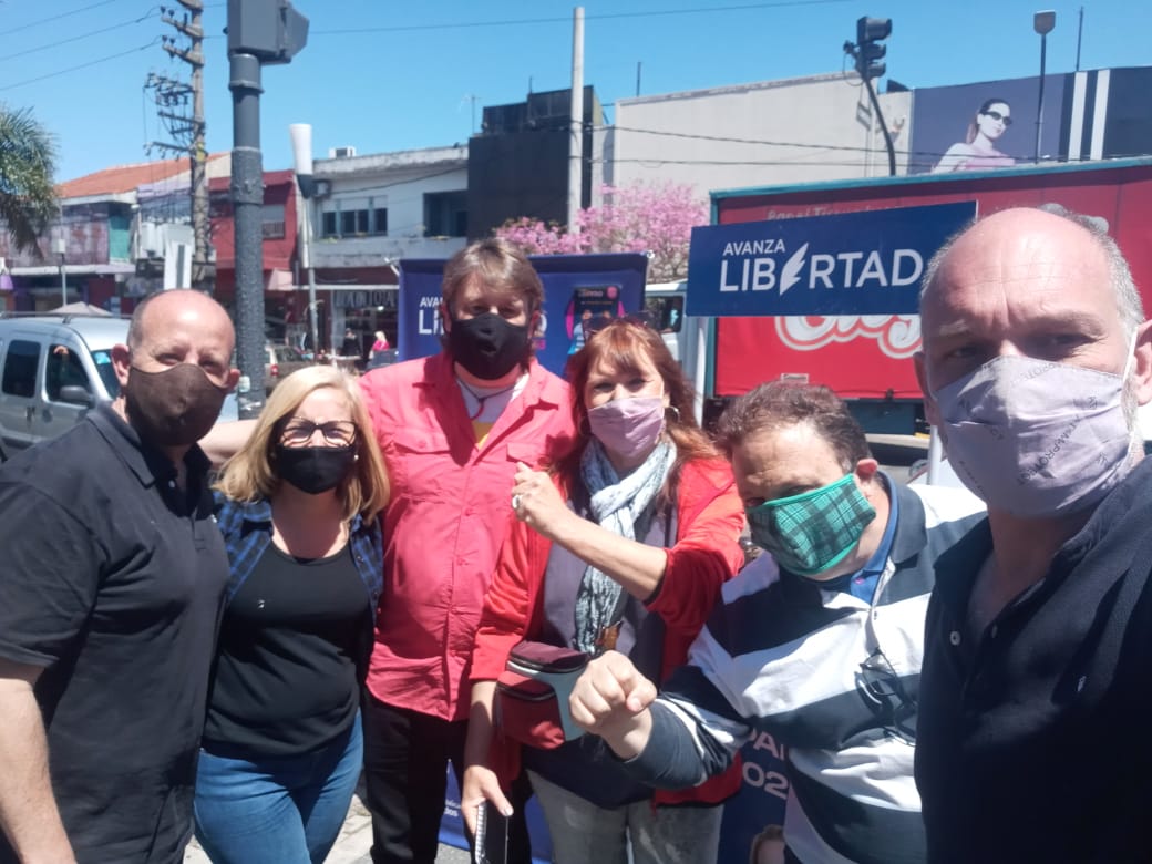 ConiDarchez's tweet photo. Somos la #tercerafuerza  en Vicente López. Sumate!
El 14/11 votá @AvanzaLibertad_ 
Acompañemos a @jlespert  y @CarolinaPiparo  a llevar nuestras ideas liberales al Congreso.
#EleccionesArgentina 
#Elecciones2021 
#EleccionesMunicipales2021 
@rupba_vilo https://t.co/EbkOnrGhmC
