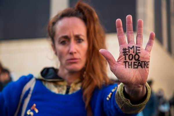 #Mundo El movimiento de denuncia en Francia contra los abusos sexuales en el sector teatral #MeTooTheatre saltó de las redes a la calle con una manifestación en París en la que cerca de 300 personas exigieron el fin del silencio y de la impunidad al respecto #16Octubre