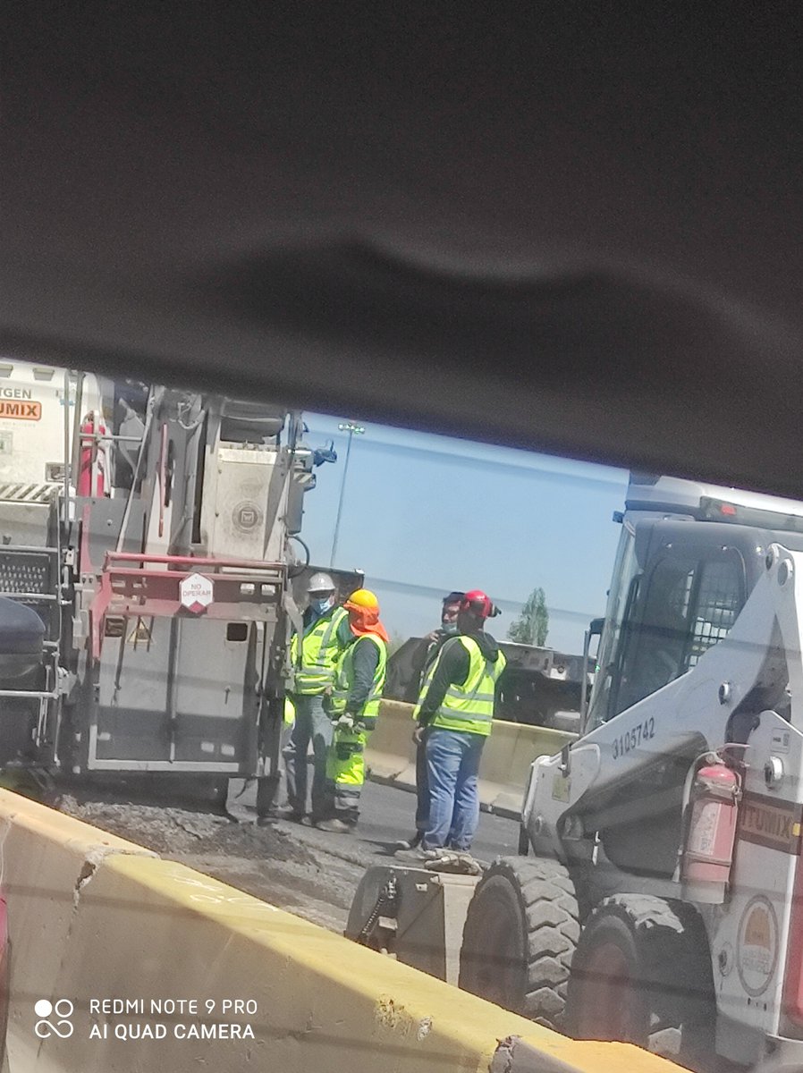 nicolegc's tweet photo. @autopista78 Estos son los trabajos? 1 hora y 39 minutos en un taco para que hayan 4 pelagatos haciendo nada? Ninguna máquina trabajando, ni tirando gravilla estaban. Son como la callampa, más encima pagando peaje. Llevan 2 años arreglando la cagá de autopista para no terminar nunca. https://t.co/OfjzI84axr