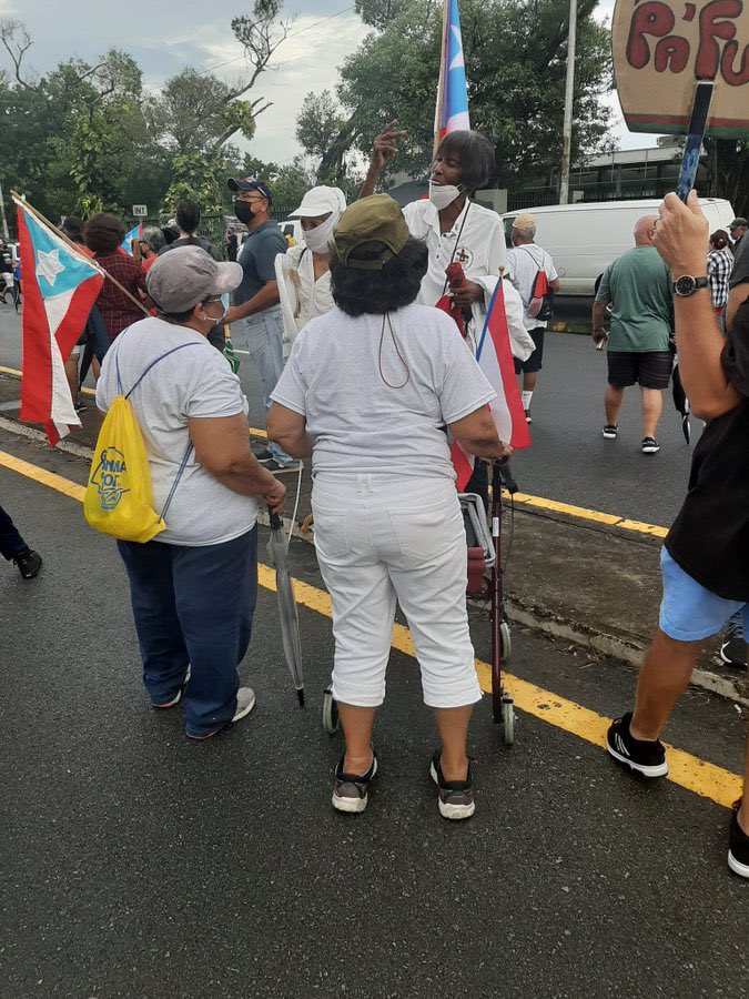 RobiCamacho's tweet photo. Ancianos, niños y la voluntad de un pueblo. Quién diga lo contrario está nadando en contra de la corriente.
#LUMAseVa https://t.co/SQDaRW4iZN