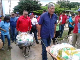 SLas24h's tweet photo. CURIOSIDADES

En Venezuela candidatos del partido del gobierno reparten alimentos como propuesta de campaña, ¡y en carretillas!!.

No hay dudas que es un país en alarmante situación de pobreza, y con eso se mantienen en el poder.

Solo en Venezuela, nunca visto en otro país. https://t.co/sGaogtYlWA