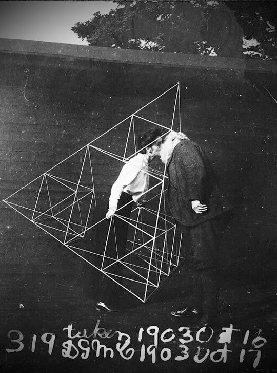 CalMorgan's tweet photo. Mabel Bell and her husband, Alexander Graham, kissing in a tetrahedral kite with which they were experimenting, 1903 https://t.co/PalFtciean