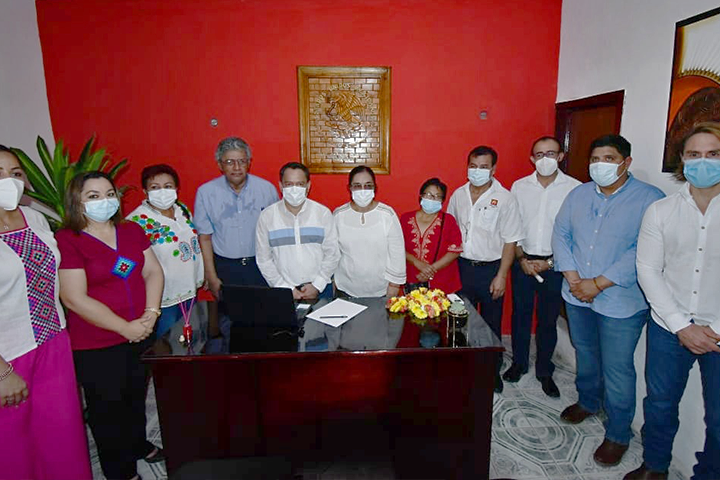 MariaRoseliaJi1's tweet photo. Enhorabuena Dip. Carlos Morelos expresidente municipal de Palenque, deseo mucho éxito en su compromiso por servir a su distrito, sabedores que es usted una gran persona que camina de la mano con la gente.
Muchas Felicidades Dip. Carlos Morelos.
#RoseliaContigo 🙋🏻‍♀️ https://t.co/01FAnMHIiR