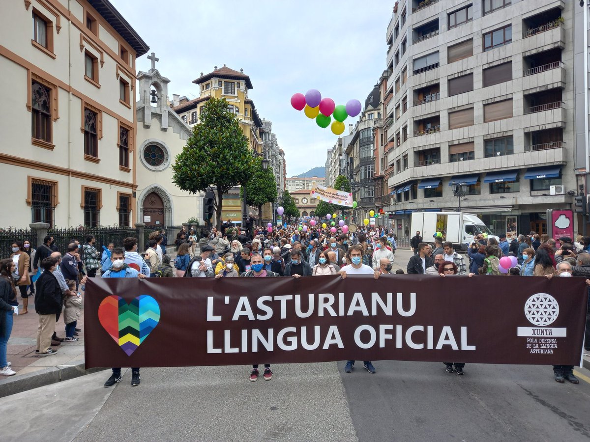 compromis's tweet photo. Tou'l nueso sofitu solidariu al pueblu asturianu que llucha pola #oficialidá de la so llingua. 

Les cais d’#Uviéu llenes nun día históricu pa la llingua asturiana.

Polos derechos llingüísticos, pola dignidá d’#Asturies! https://t.co/2EtoFhO6JJ