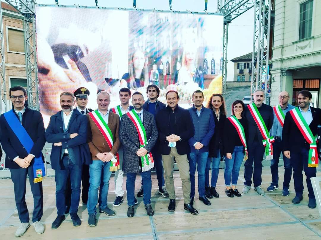 GabusiMarco's tweet photo. Eccomi insieme al Presidente @Alberto_Cirio e a tanti amministratori locali al via della 40ª FIERA NAZIONALE DEL TARTUFO BIANCO DI #MOMBERCELLI.
Un programma eccezionale con cene, degustazioni, esposizioni, concerti, show cooking e intrattenimenti. https://t.co/UaYA3V5Geo