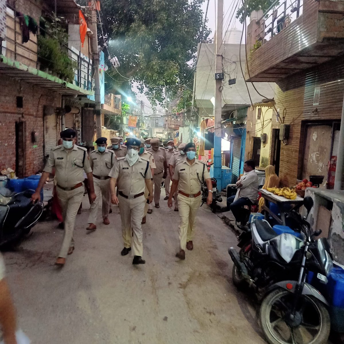 dcp_southwest's tweet photo. Under #OperationSatark today a combing excercise was carried out by more than 100 Police Personnel in the Kusumpur Pahadi area of Vasant Vihar.During this drive suspicious people were detained &amp; BC checking was done, several vehicles were also impounded for traffic violations. https://t.co/lCd1nkBrpu