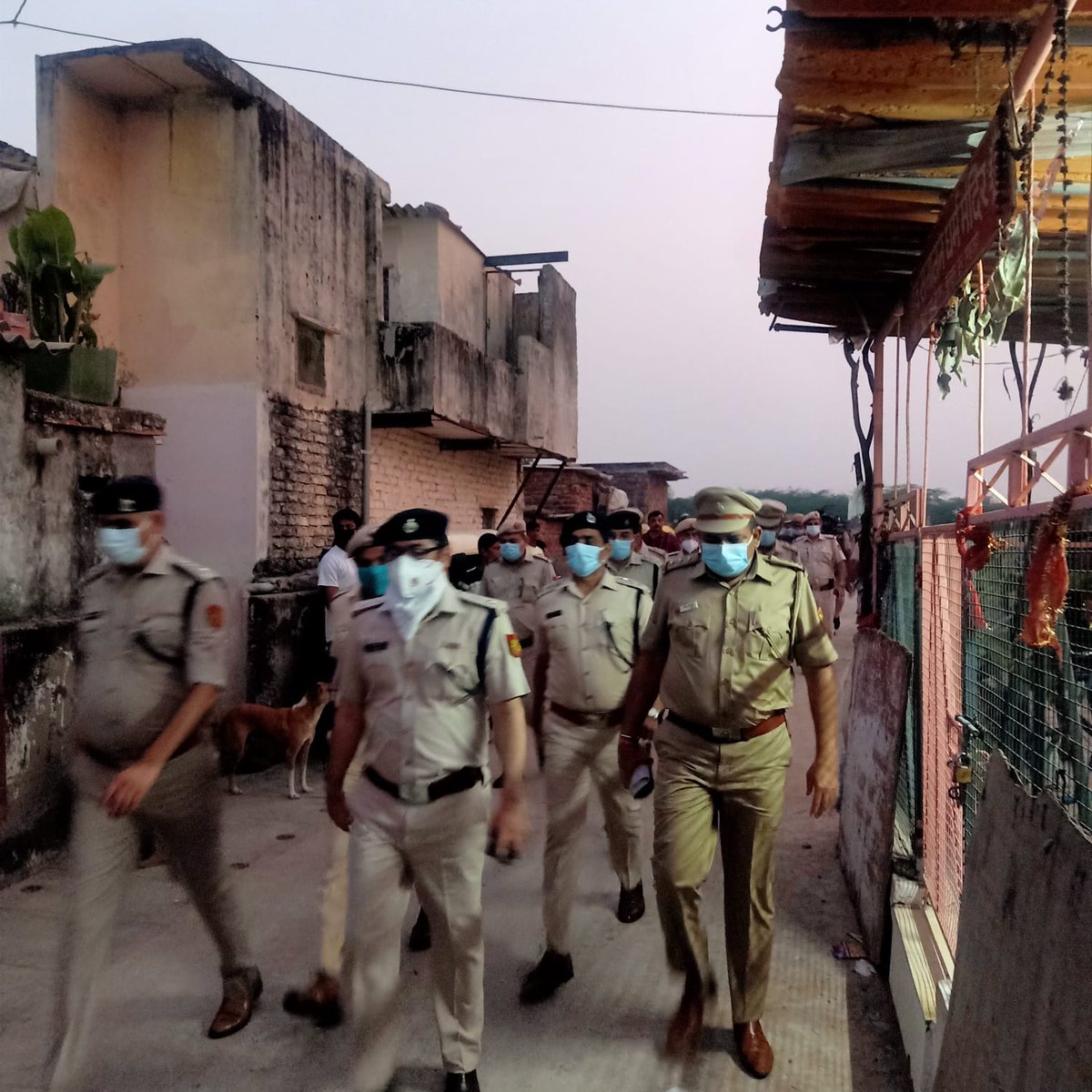 dcp_southwest's tweet photo. Under #OperationSatark today a combing excercise was carried out by more than 100 Police Personnel in the Kusumpur Pahadi area of Vasant Vihar.During this drive suspicious people were detained &amp; BC checking was done, several vehicles were also impounded for traffic violations. https://t.co/lCd1nkBrpu