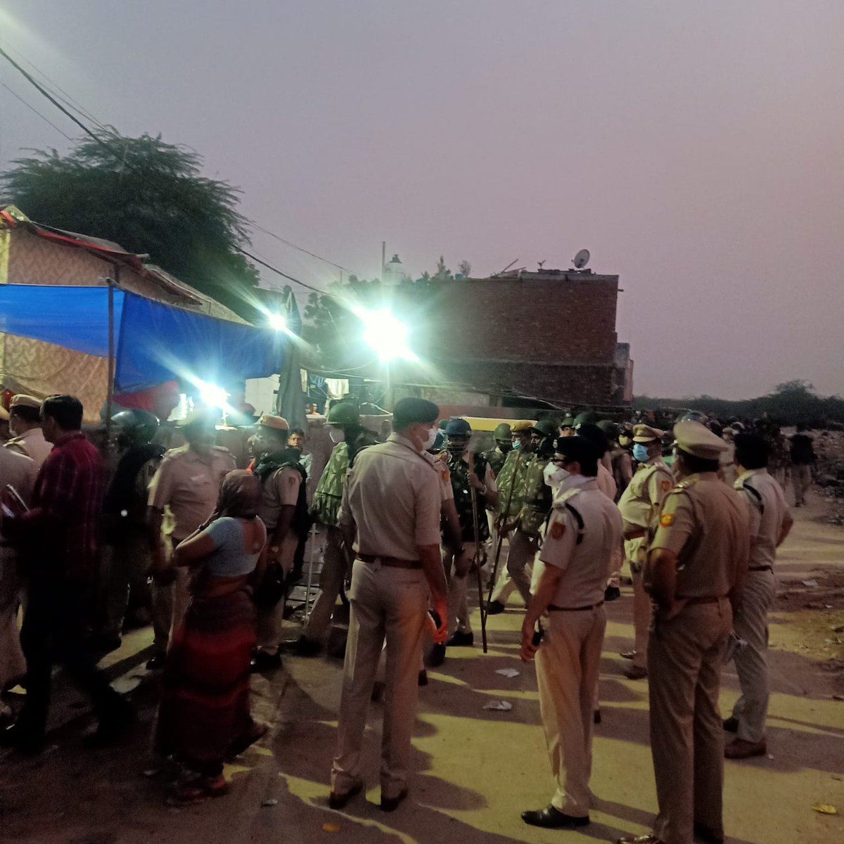 dcp_southwest's tweet photo. Under #OperationSatark today a combing excercise was carried out by more than 100 Police Personnel in the Kusumpur Pahadi area of Vasant Vihar.During this drive suspicious people were detained &amp; BC checking was done, several vehicles were also impounded for traffic violations. https://t.co/lCd1nkBrpu