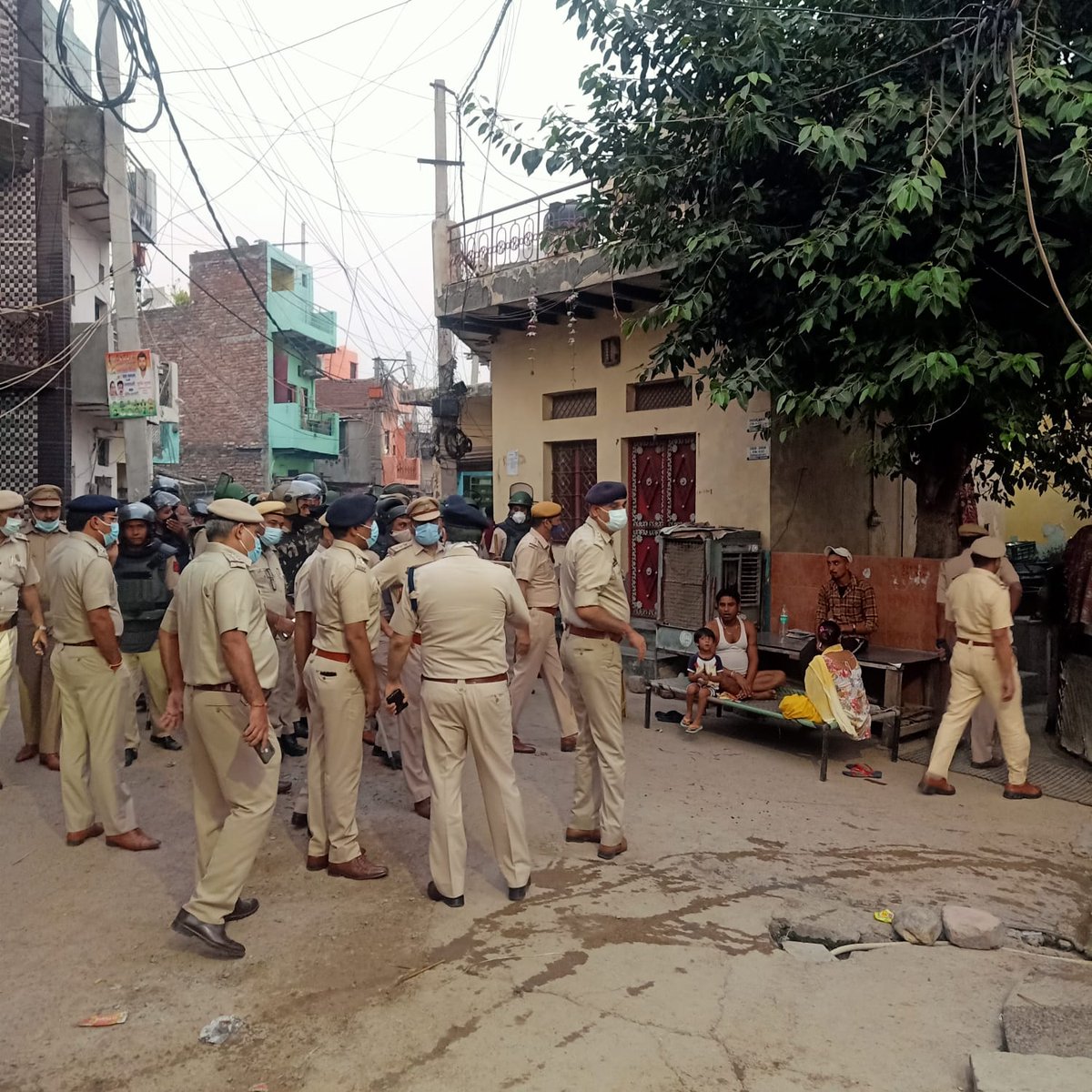 dcp_southwest's tweet photo. Under #OperationSatark today a combing excercise was carried out by more than 100 Police Personnel in the Kusumpur Pahadi area of Vasant Vihar.During this drive suspicious people were detained &amp; BC checking was done, several vehicles were also impounded for traffic violations. https://t.co/lCd1nkBrpu