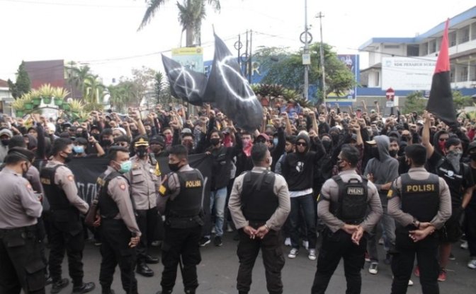 13DT_XIII's tweet image. Kita Poling malam ya.
Kalian nyaman sama yang mana??

Polisi - Like
Satpam BCA - Rt