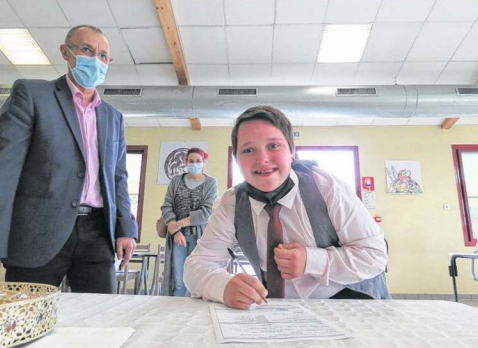 T21_NA's tweet photo. 👨‍🍳 Travailler, c’est possible !
🤩 Bravo Kristians de le prouver une nouvelle fois : félicitations pour ce contrat d'apprentissage en service de restauration scolaire
#travaillercestpossible #inclusion #handicap #choixdevie #empowerment #projetdevie #emploi #cestmaviejelachoisis https://t.co/N5Iw3y5jks