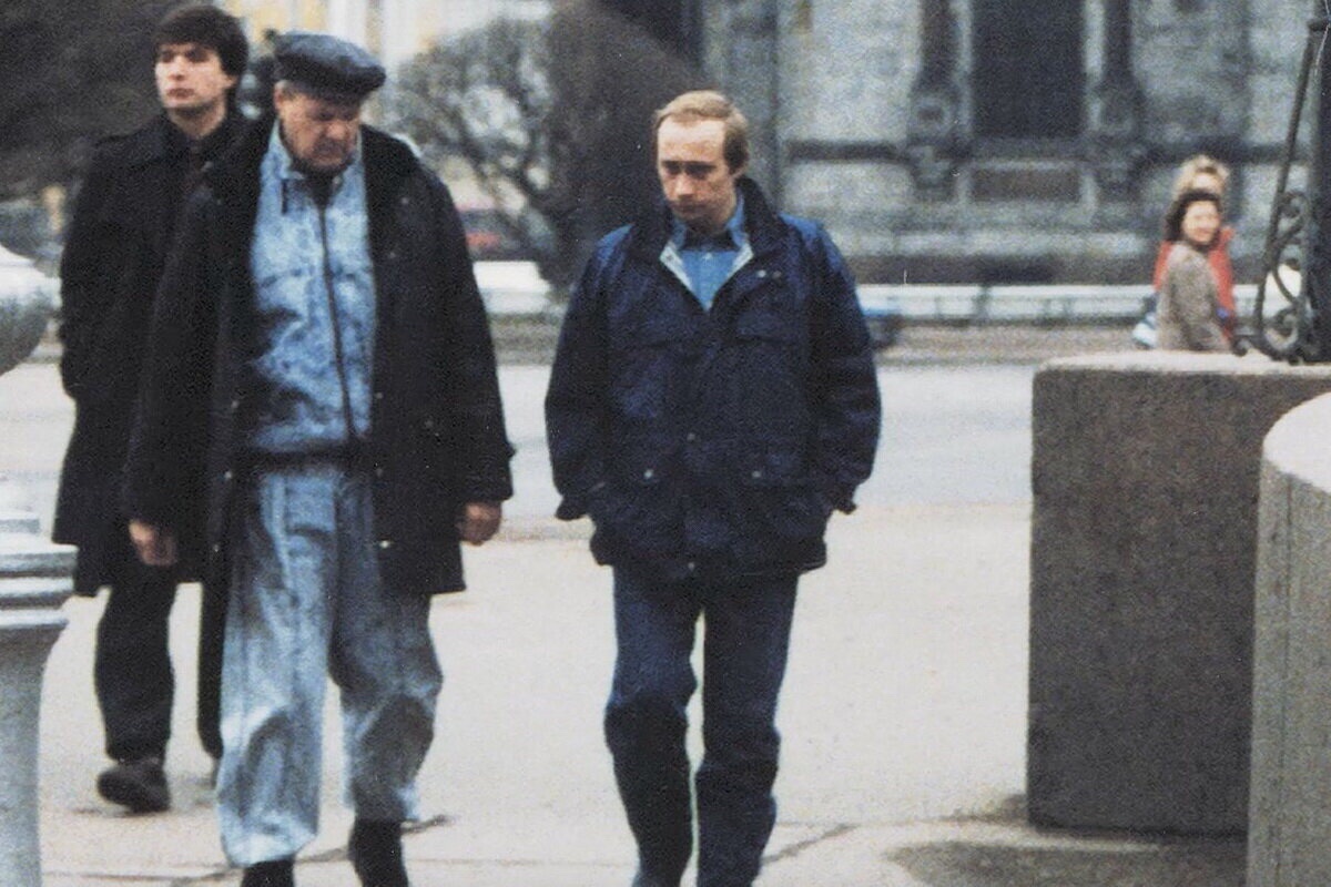 BorisAbramich's tweet photo. В сети появился отрывок из мемуаров Л. Путиной.
,, В спальню вбежал возбуждённый муж и рассказал, что Володя Кумарин достал для Анатолия Александровича отлич��ый джинсовый костюм, рубашка , штаны бананы - последний писк моды ’’.
,, Порт теперь наш ’’- радовался Володя. https://t.co/xF5NpRnLa9