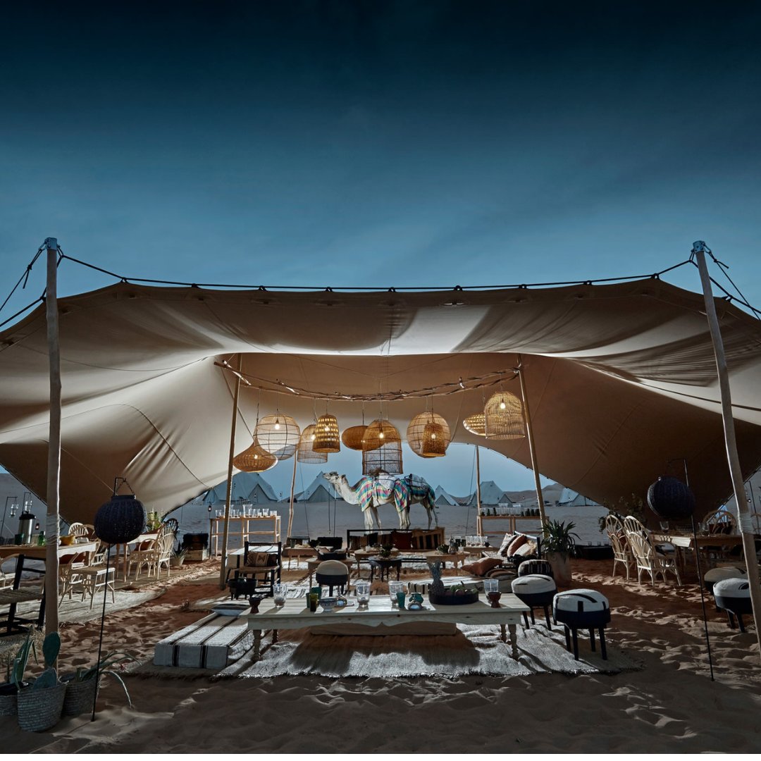Imagine sitting here, looking out at the beautiful desert with the sun setting on an adventure-filled day in the UAE, or Oman. With Magic Camps, you can spend your holiday experiencing once in a lifetime adventures and sights. 
@magiccamps 
.
.