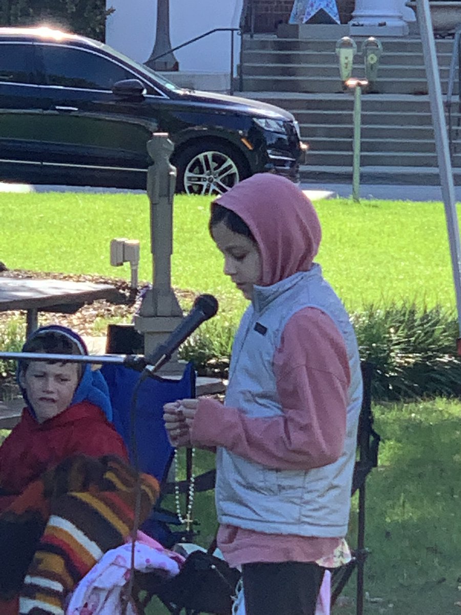 RGawronski's tweet photo. We were blessed to have the sun shining on Hodges Park this morning for @KofC Maria Council #4836 to host its annual #Rosary in the Park. https://t.co/Wl9SuO0TjP