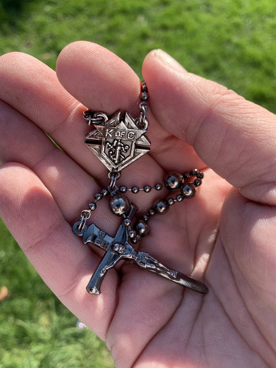 RGawronski's tweet photo. We were blessed to have the sun shining on Hodges Park this morning for @KofC Maria Council #4836 to host its annual #Rosary in the Park. https://t.co/Wl9SuO0TjP