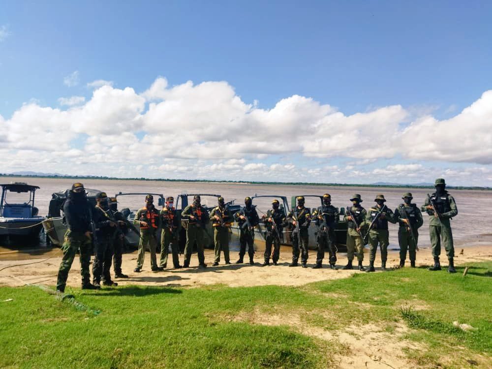 dhernandezlarez's tweet image. La #FANB  en perfecta unión con los Organismos Seguridad del Estado se despliegan en todo el territorio nacional para brindar y garantizar la paz y el sosiego a toda la ciudadanía.