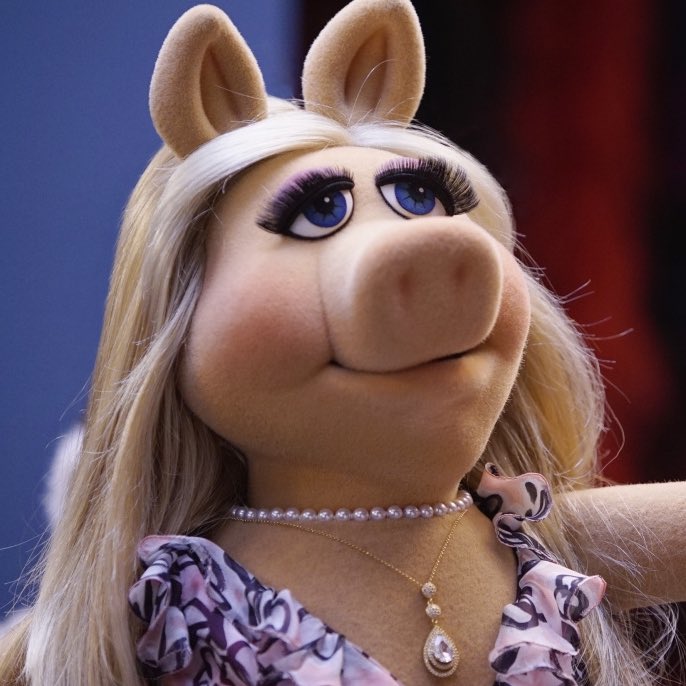 мисс пигги +18. история пигги хардкор. мисс пигги с темными волосами. старая мисс пигги. маппеты сегодня 2020.