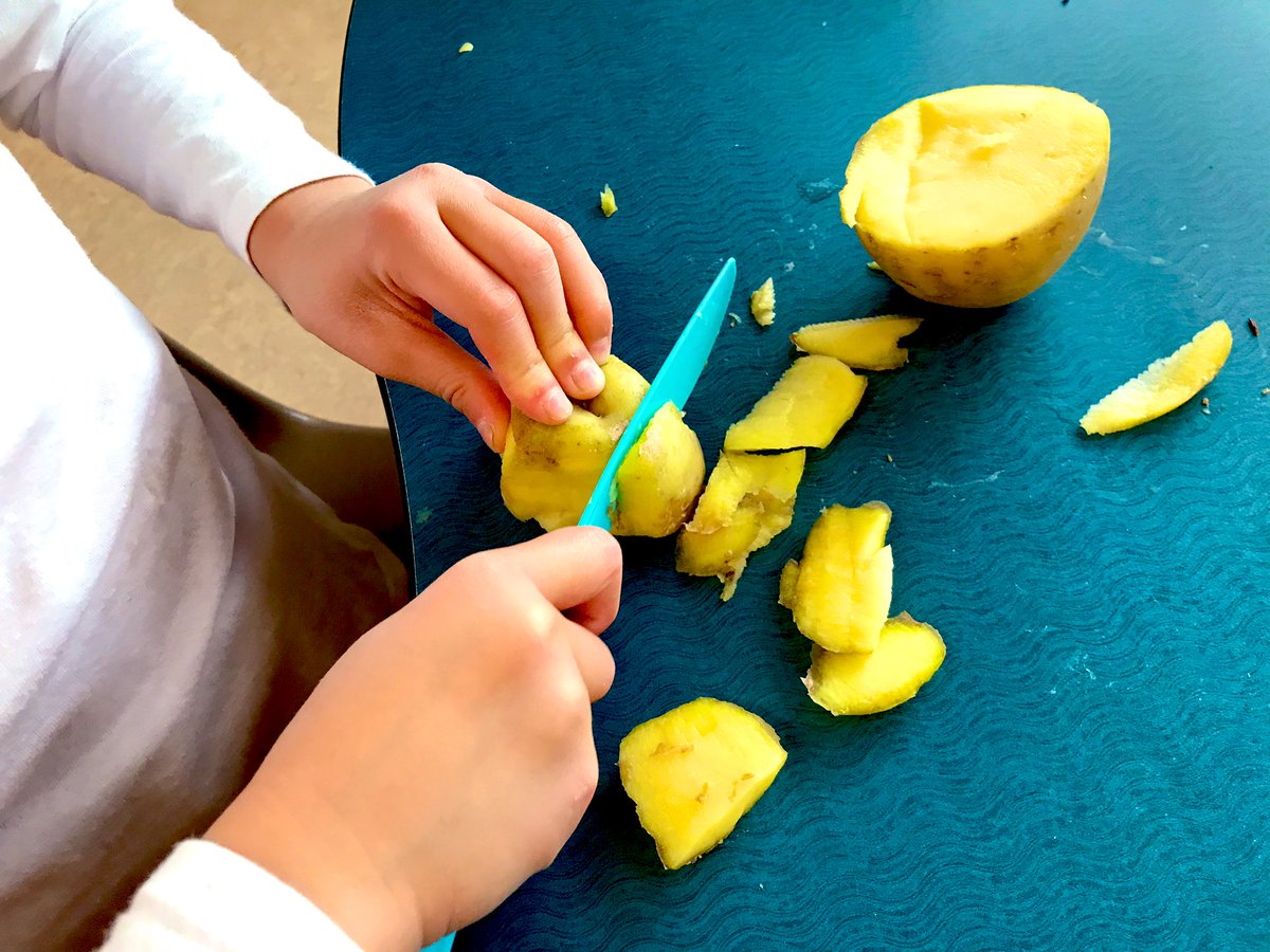 glendale_kas's tweet photo. Here is how we made our potatoes 🥔 into potato prints so we could make potato print patterns… #potatomath #science #Mathematics @glendale_labrec @Miss_Matich @glendalemacdon1 at https://t.co/8GqUVb8JQ8