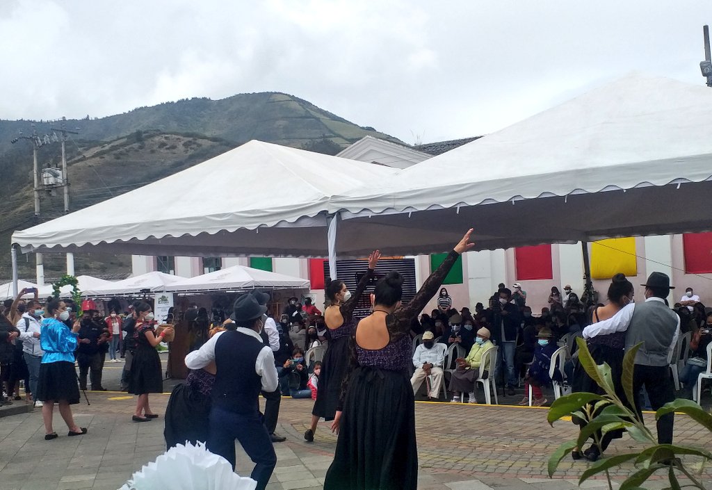 CoryGarcia__'s tweet photo. El grupo de danza "Fución Calacali", sigue deleitando con sus presentaciones artísticas  conmemorando a su parroquia por ser el nuevo #DestinoDeColores de Pichincha. 
#Calacali
@GETperiodista https://t.co/fHCfoN5ROI