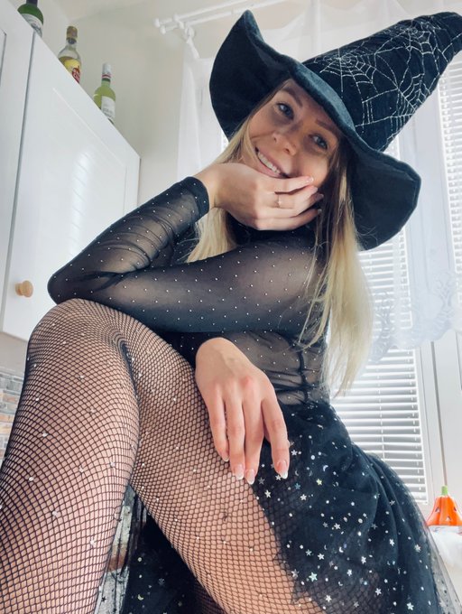 🎃happy Halloween🎃 https://t.co/LtXh3ZJs5p https://t.co/IYGF9kxGLj