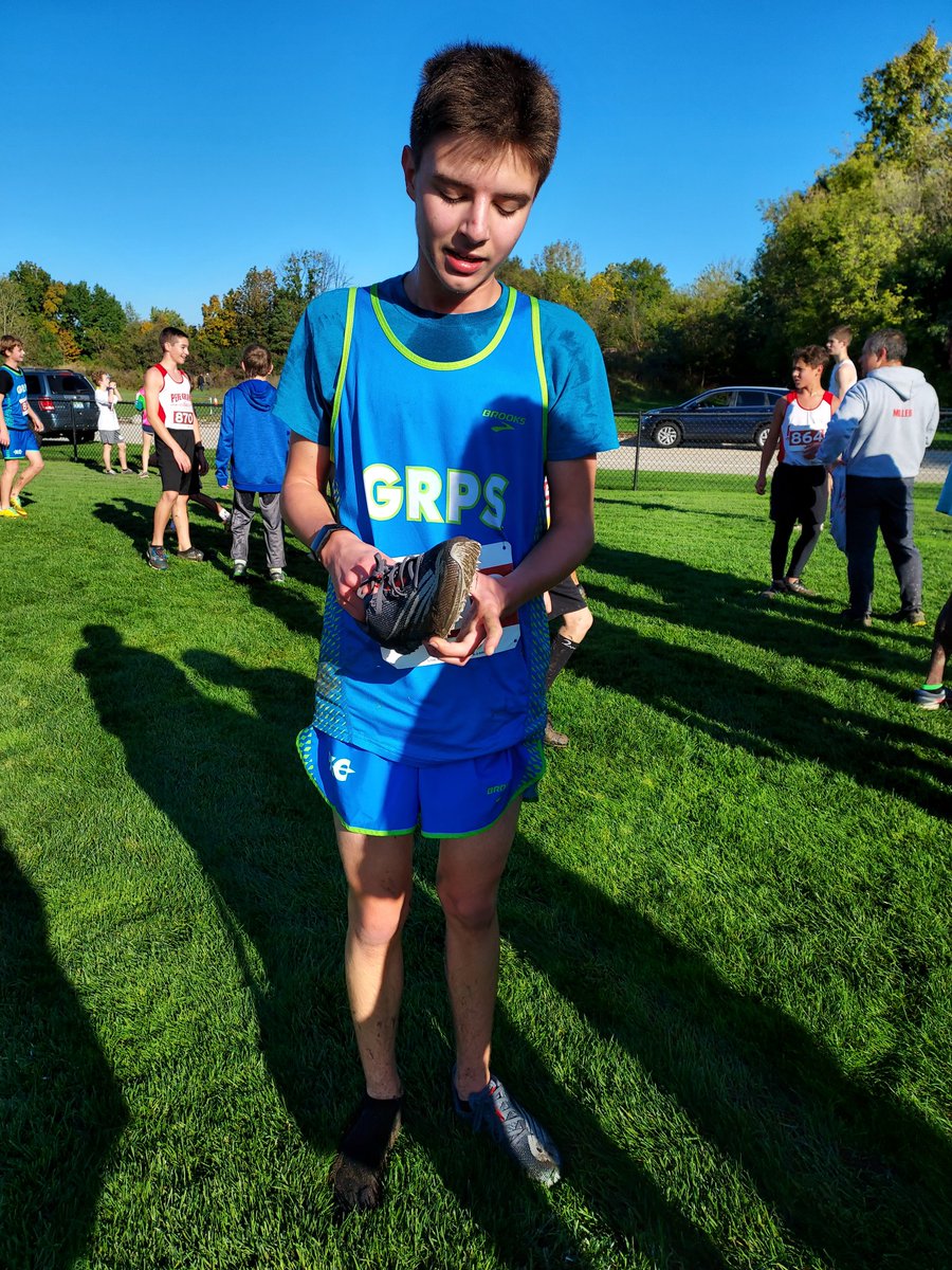 MistahBruno's tweet photo. 0ldest outdid himself today. Muddy and mushy XC course stole one of his racing spikes. It was the one he laced his timing chip on. Couldn't just leave it so he quick grabbed it and carried it the remainder of the race, running in just one shoe. #Fitleaders #prouddad #XCProblems https://t.co/dx6UMxxVhk