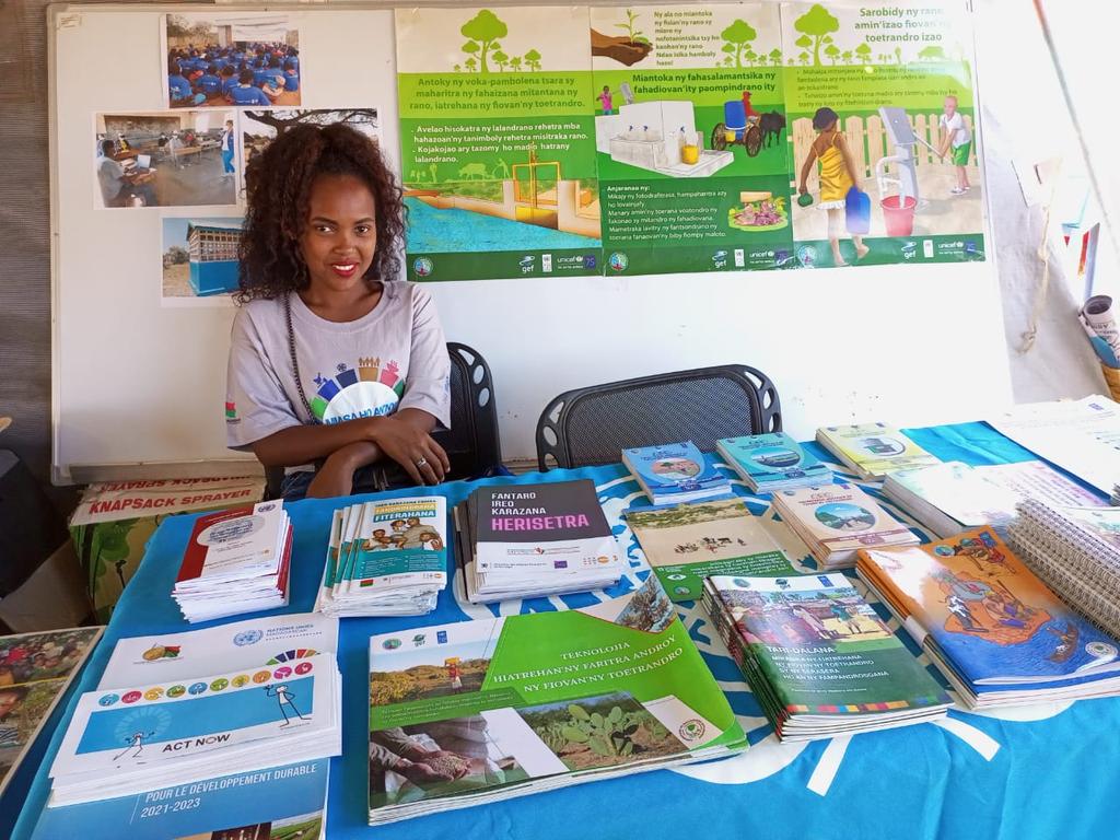 UNMadagascar's tweet photo. Les agences de @UNMadagascar, unies dans l'action, ont participé activement à l'exposition, à la cérémonie, à la conférence et au carnaval durant la célébration de #JIRRC.
Reconnaissances du Gouvernement et du CPGU, principal organisateur.
#onlytogether https://t.co/W5Efjoq0fE