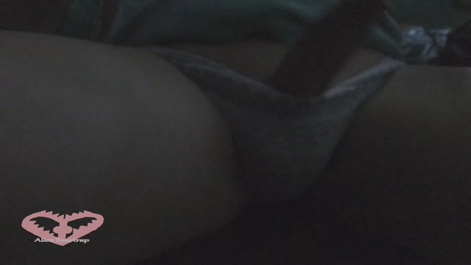 2 pic. I decided to make more of a long relaxing video, just so you are able to see my cum ;3 
Link: